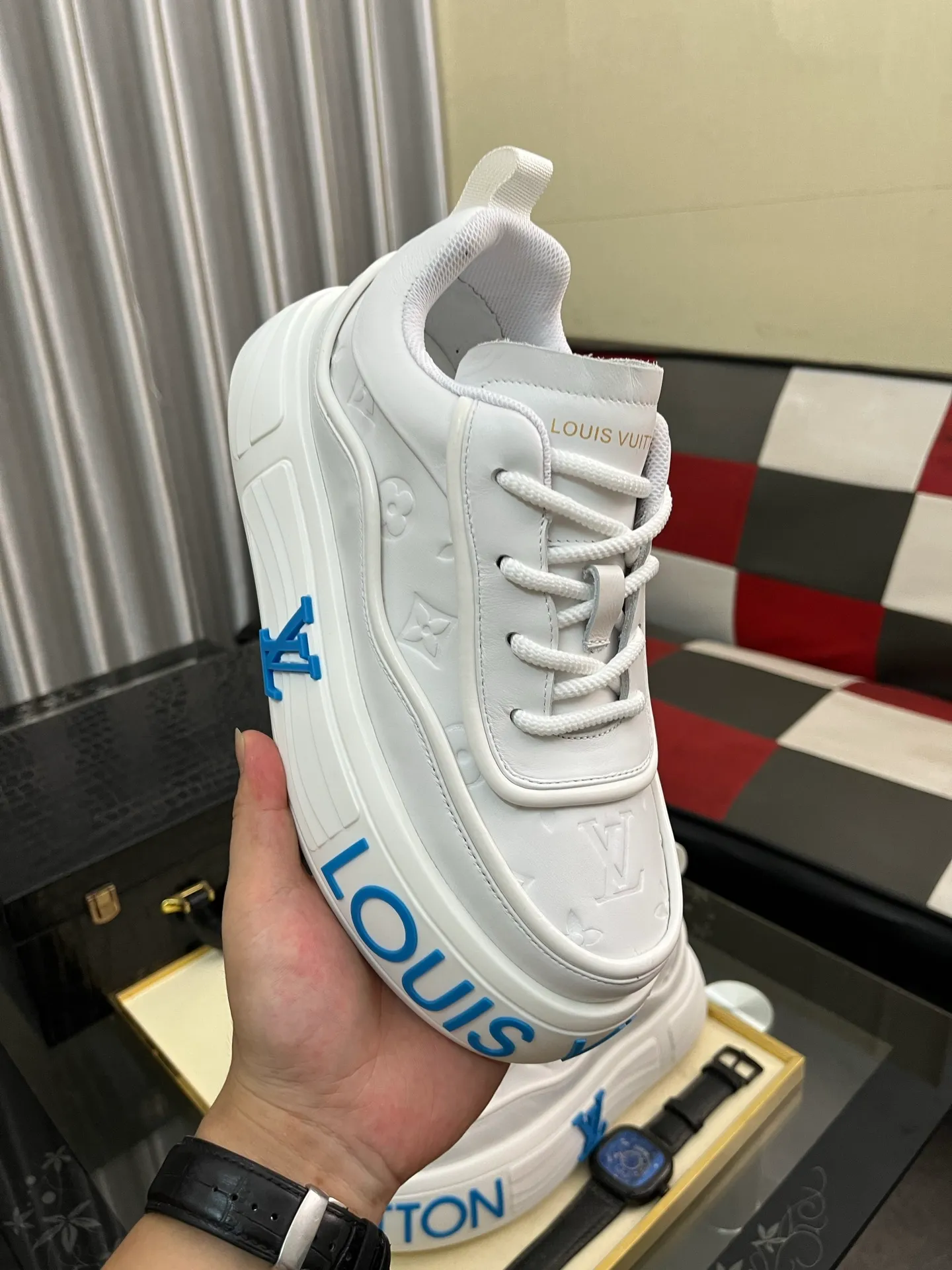 Men's shoes 💰560⌚️⌚️【LOUlS VUlTTON】Louis Vuitton ~ unique and casual style. LV counter purchasing 🏃casual shoes😍😍 Men's 2025 counters are on sale simultaneously, Italian imported brands select first-layer Italian cowhide. Cowhide leather lining (refuses to discolor and grind feet) Code number: 38-44 4⃣️colors available